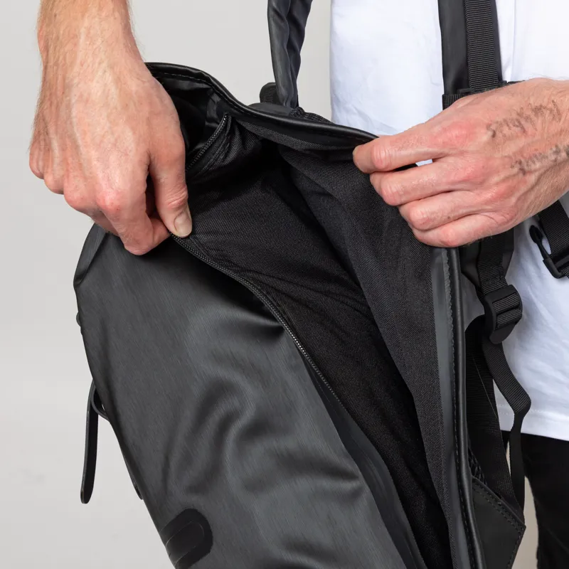 Rains Rolltop Rucksack Black Grain-9