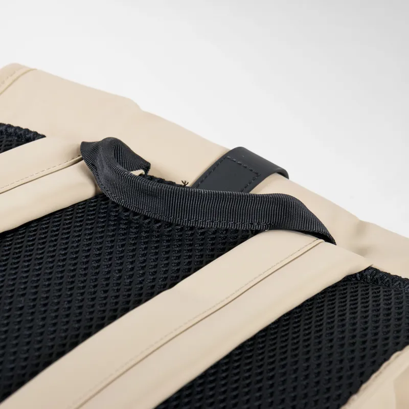 Rains Rolltop Rucksack Sand-8