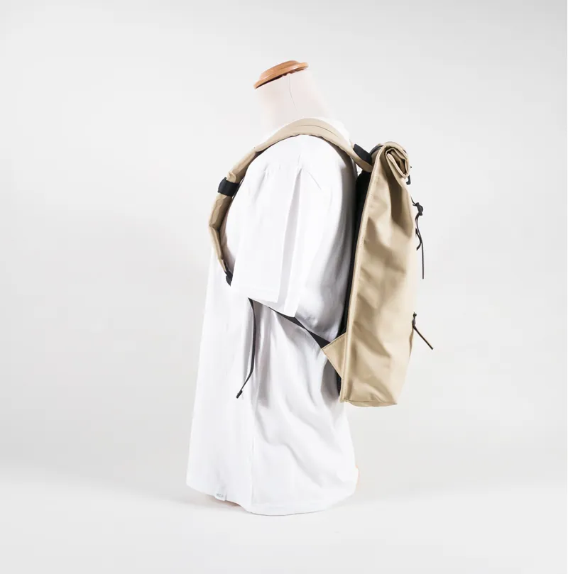 Rains Rolltop Rucksack Sand-4