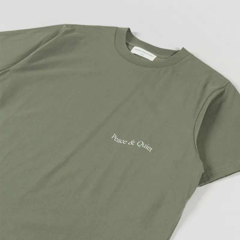 Museum of Peace and Quiet ★ WORDMARK Tシャツ Museum of Peace & Quiet - Wordmark T-Shirt in Brown – Stoy