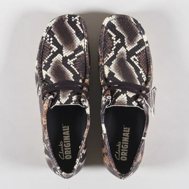 靴 CLARKS SNAKE EMBOSSED LEATHER WALLABEE Wallabee. (W) Grey Snake Lea – Clarks
