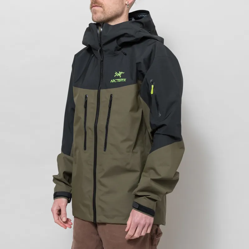 Arc'teryx Alpha SV GORE-TEX Jacket Spotlight-1