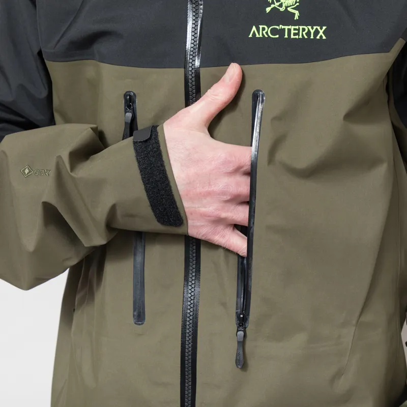 Arc'teryx Alpha SV GORE-TEX Jacket Spotlight-7