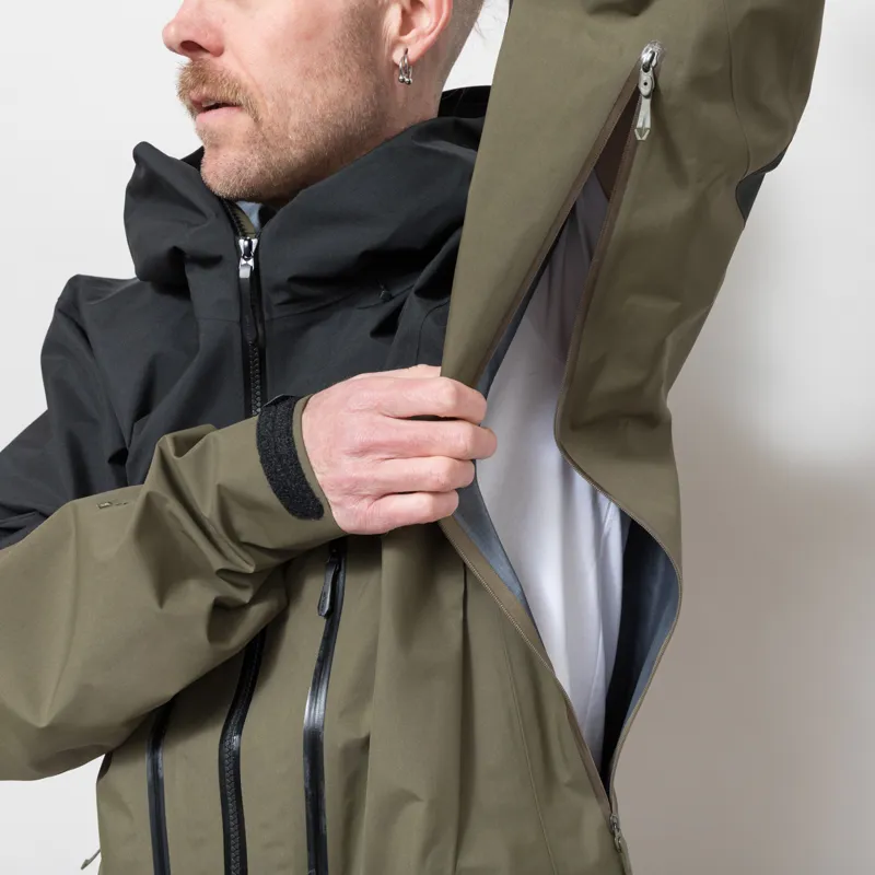Arc'teryx Alpha SV GORE-TEX Jacket Spotlight-10