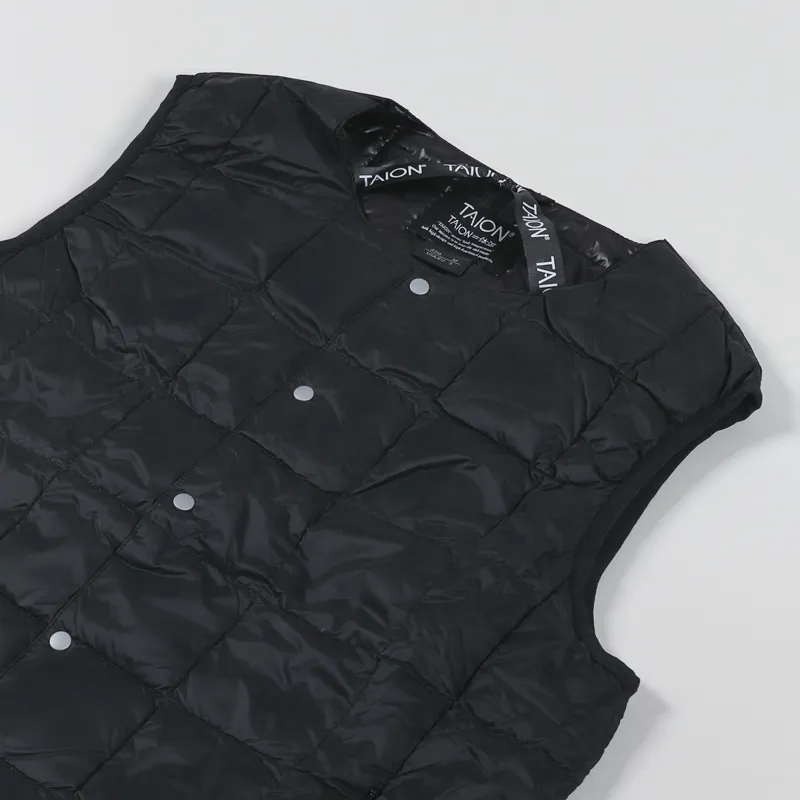Taion Crew Neck Button Down Vest Black-4