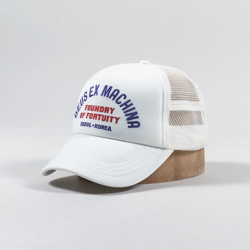 【DEUS EX MACHINA】 FORTUITY TRUCKER Deus Ex Machina Mens Fortuity Logo Trucker Hat White