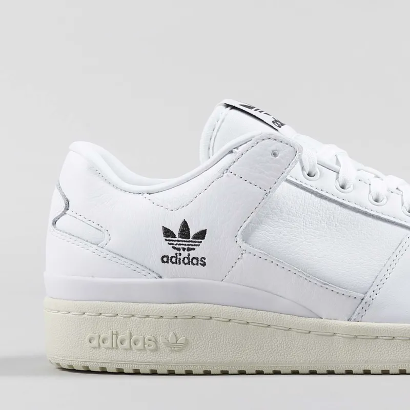 white adidas forum 84