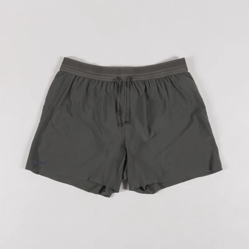 Janji 5 Inch AFO Middle Shorts Carbon