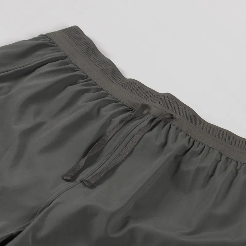 Janji 5 Inch AFO Middle Shorts Carbon-2