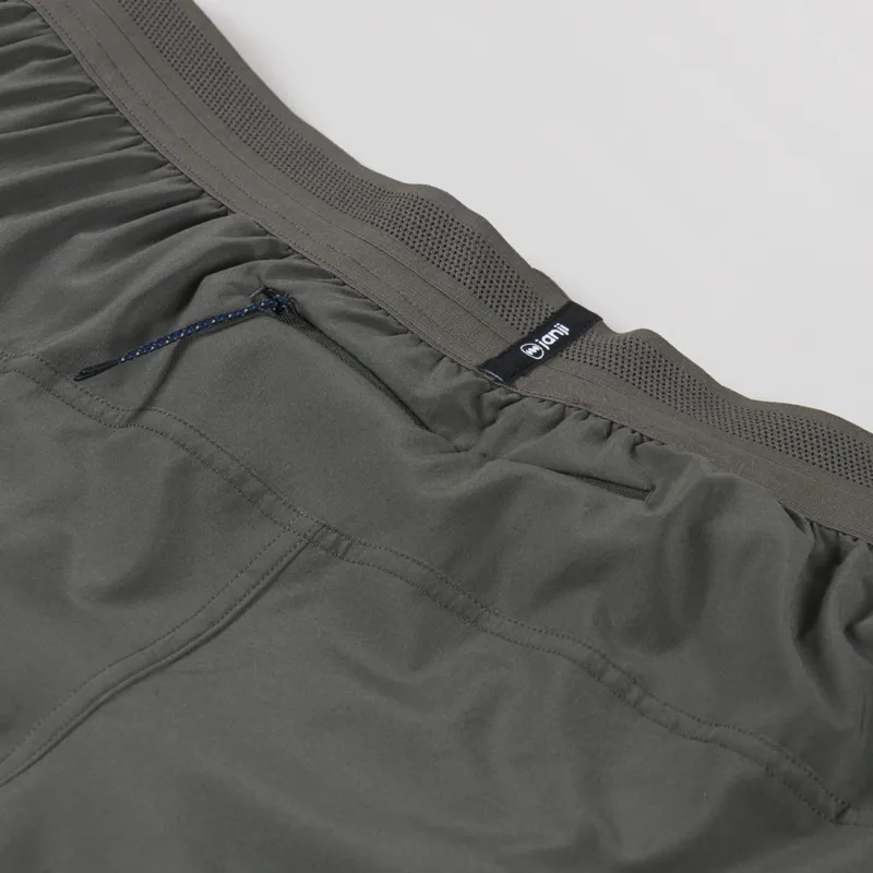 Janji 5 Inch AFO Middle Shorts Carbon-4