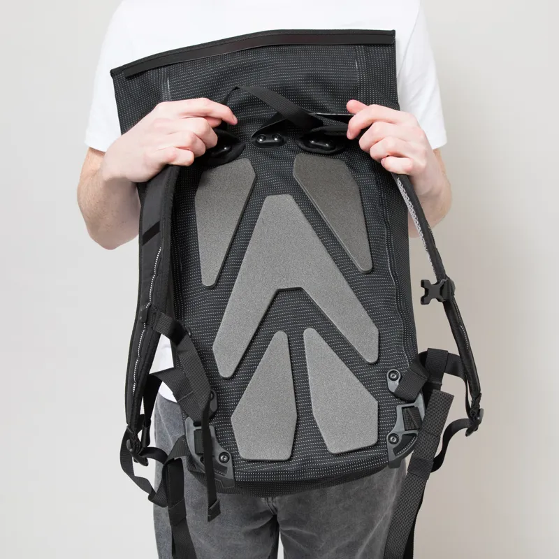 ORTLIEB Velocity High-Vis Backpack 23L Black Reflective-11