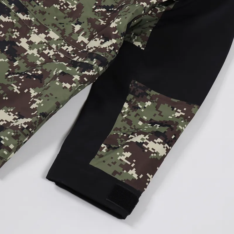 The North Face 1994 Retro Mountain Light Jacket Digital Camo-12