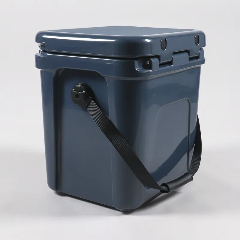 YETI Roadie 24 Navy-4