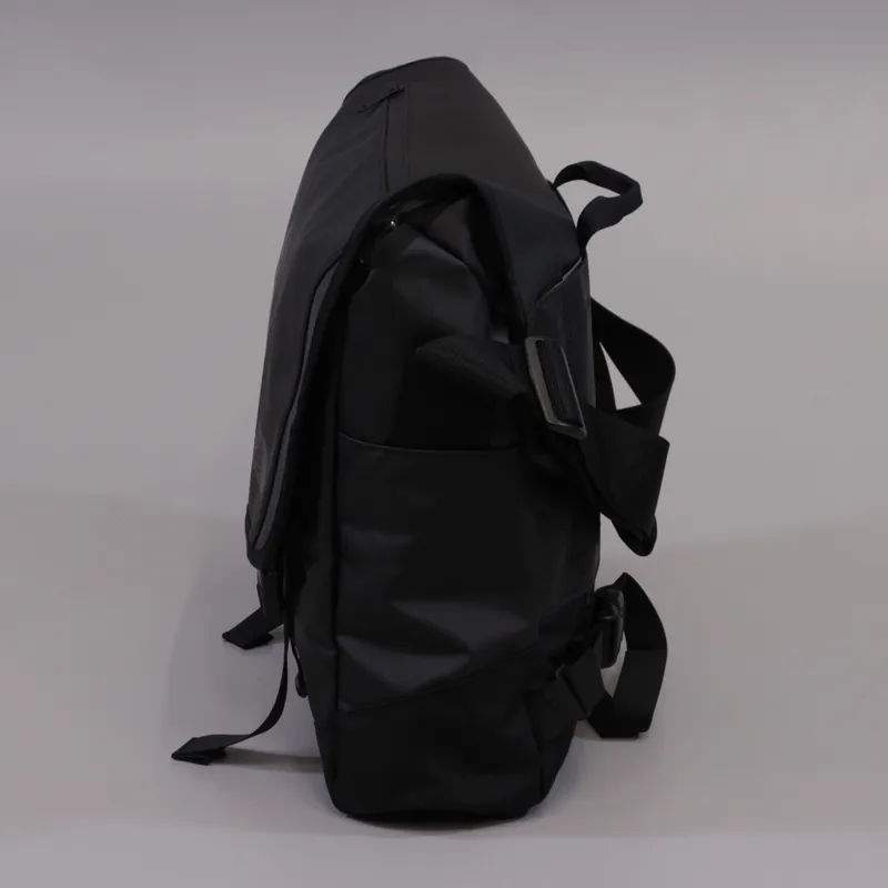 The North Face Base Camp Messenger Bag Medium Black-2