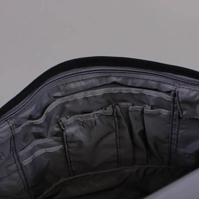 The North Face Base Camp Messenger Bag Medium Black-5