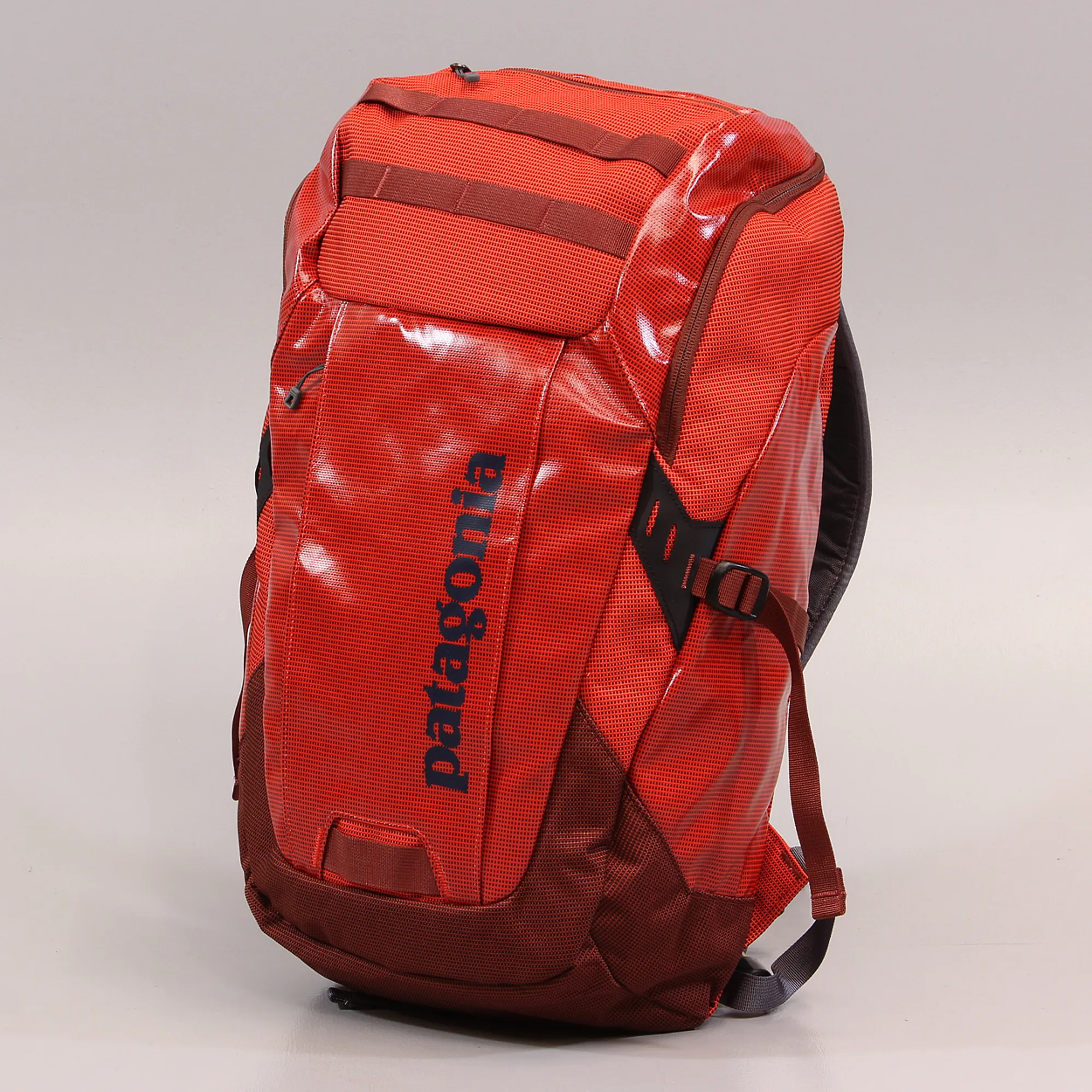 patagonia lightweight black hole 26l backpack red Pack Saint Bernard With a volume of 26 liters Patagonia Refugio Pack 26L Maroon