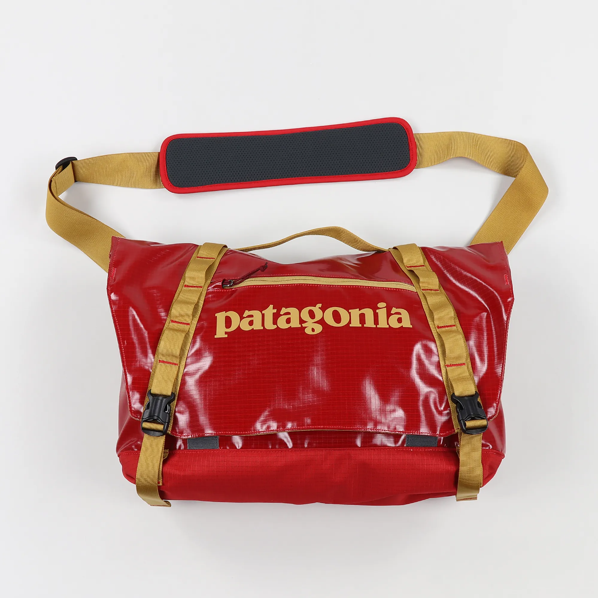 Patagonia Black Hole Weatherproof Messenger 24L Bag Fire Red Patagonia Black Hole Weatherproof Messenger 24L Bag Fire Red