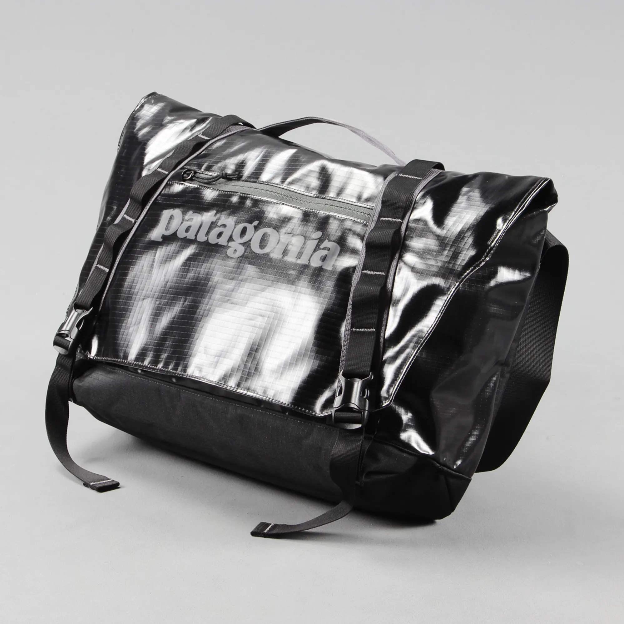 patagonia black hole mini 12l messenger bag dimensions Hole Worn Wear The Black Hole Mini MLC from Patagonia is a robust soft pack suitcase that meets even the strictest standards for inflight luggage Patagonia Black Hole Mini 12L
