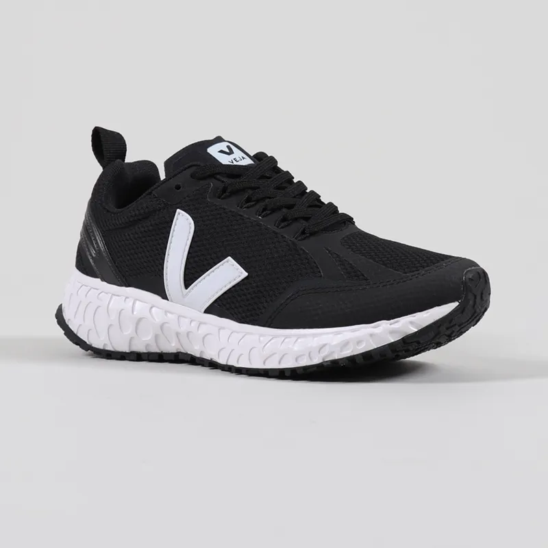 Running trainers black and white hotsell