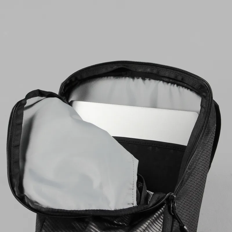 The North Face Pachacho 12L Bag Black-2