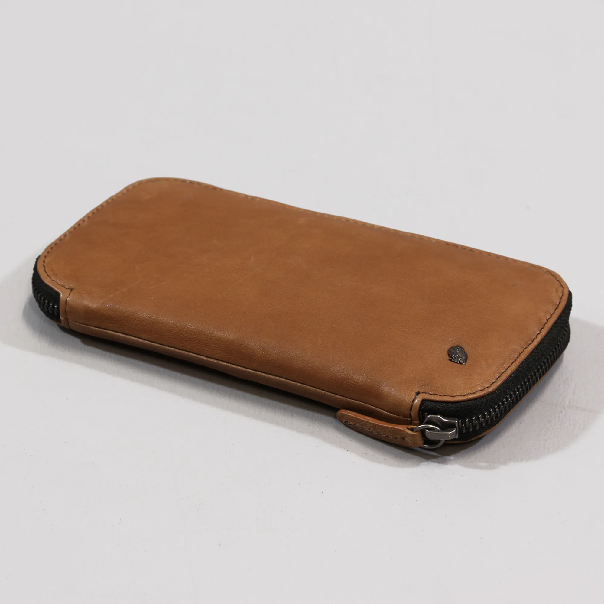 bellroy take out wallet uk Note Sleeve tanned leather features embossed branding elevating this highly functional card wallet with elegant detailing Bellroy Carry Out Wallet