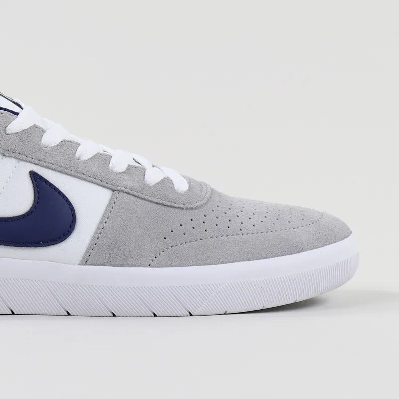 campana Todo el mundo Policía Nike SB Team Classic Suede Skate Shoes Wolf Grey Blue Void White