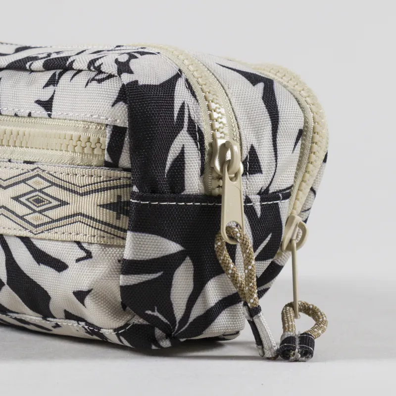 Kavu Womens Out Pouch BW Fronds-7