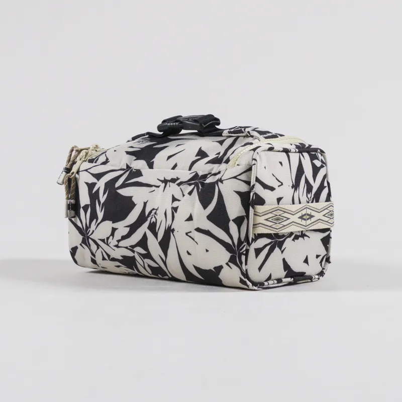 Kavu Supply Kit Bag BW Fronds-4