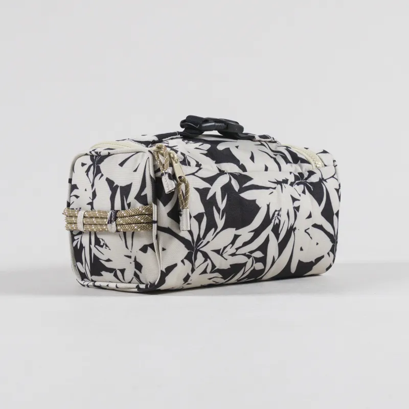 Kavu Supply Kit Bag BW Fronds-2