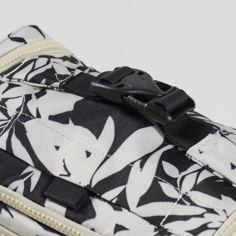 Kavu Supply Kit Bag BW Fronds-6