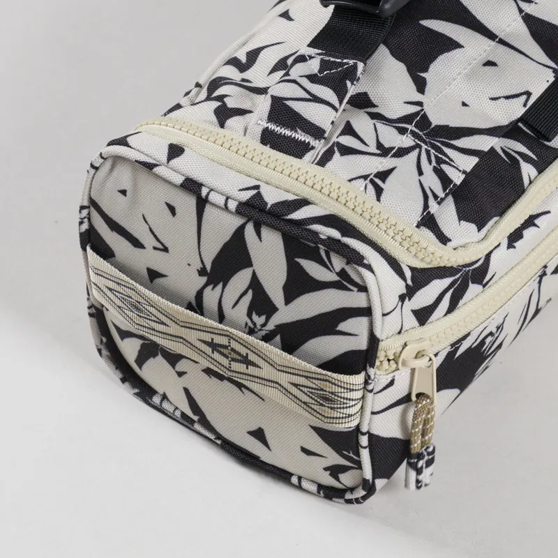 Kavu Supply Kit Bag BW Fronds-7