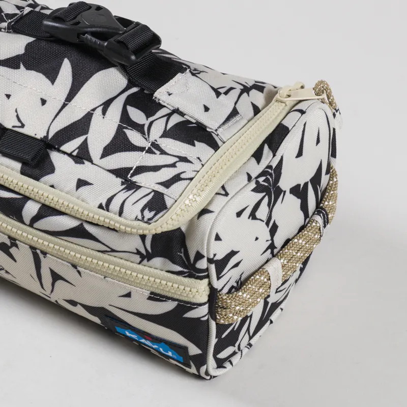Kavu Supply Kit Bag BW Fronds-5