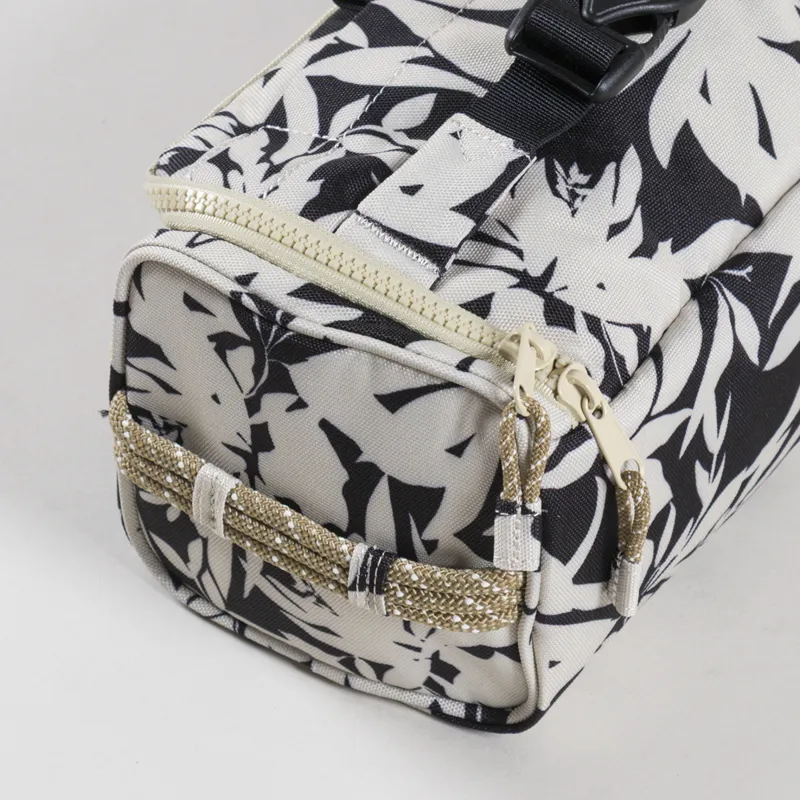 Kavu Supply Kit Bag BW Fronds-8
